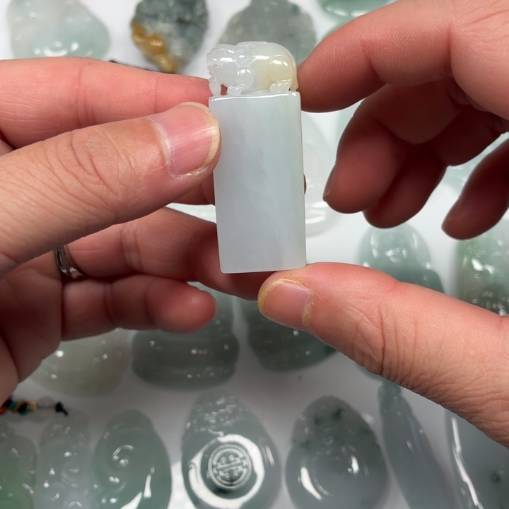 翡翠未镶嵌颈饰印章