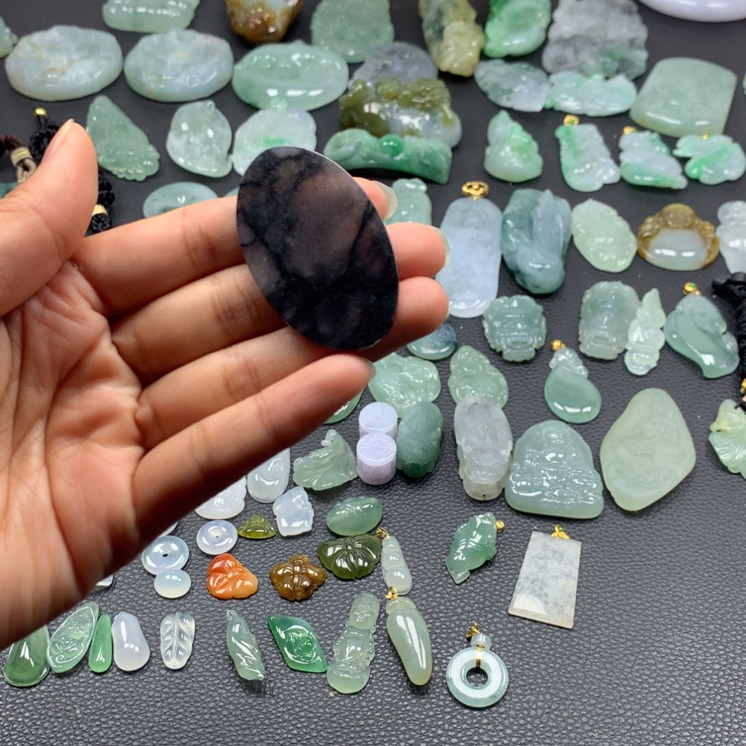 翡翠颈饰未镶嵌无事牌