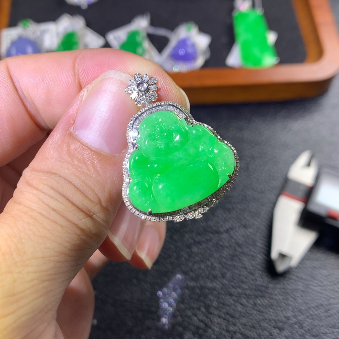 翡翠18K金镶嵌颈饰翡翠