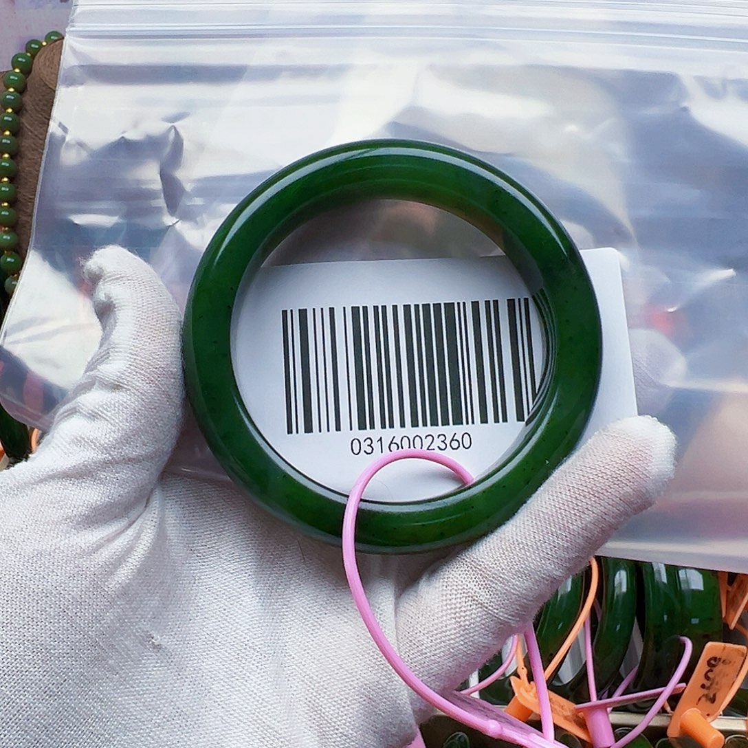 朝***梦和田玉未镶嵌手镯