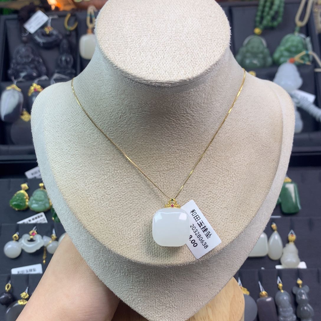 和田玉吊坠18K金镶嵌