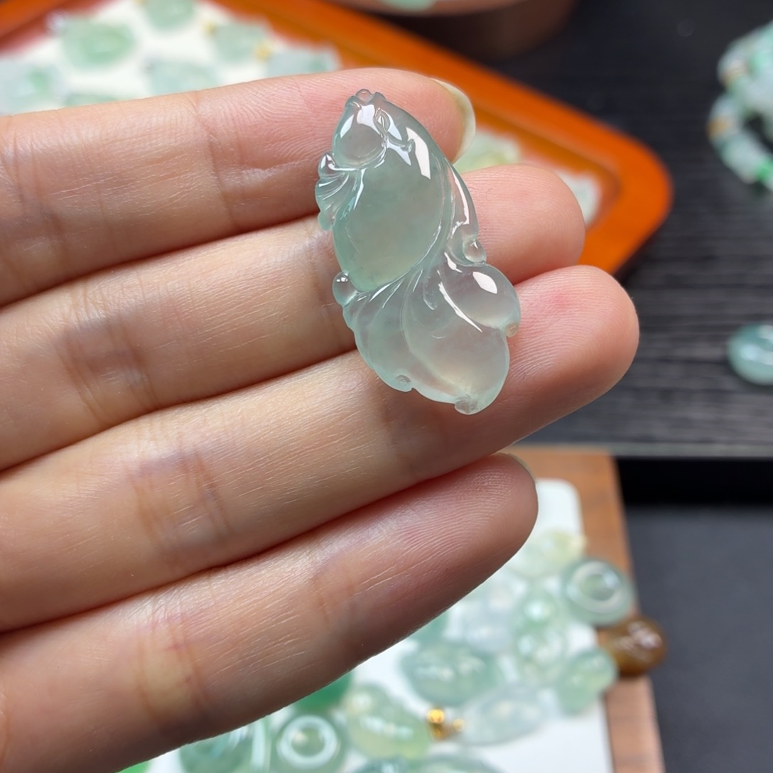 翡翠未镶嵌颈饰鱼