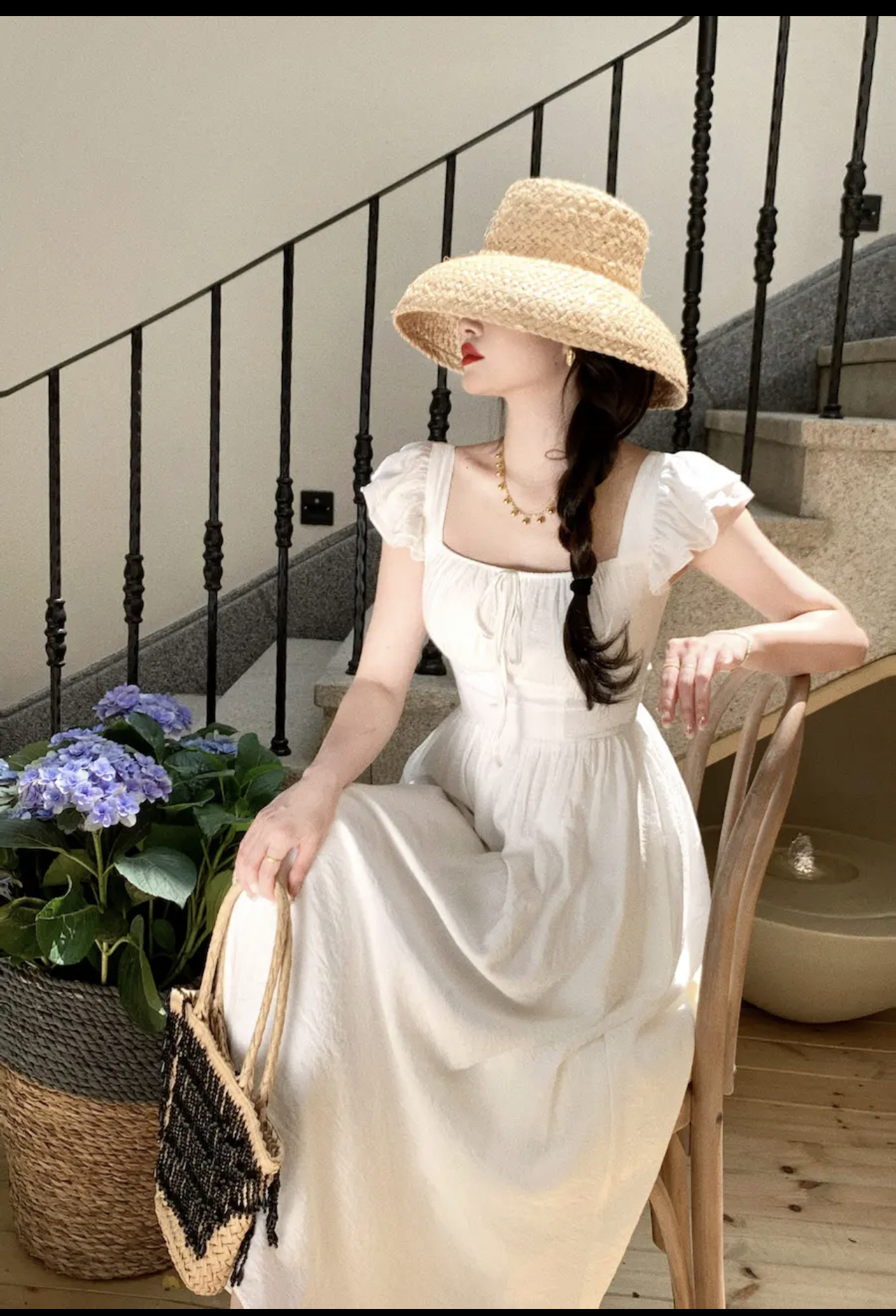 CC-夏季新款法式设计感小众气质显瘦收腰复古吊带连衣裙过膝长裙