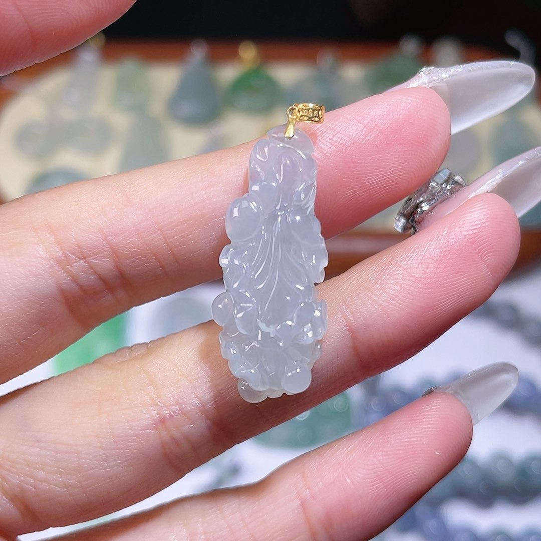 翡翠颈饰18K金镶嵌白菜