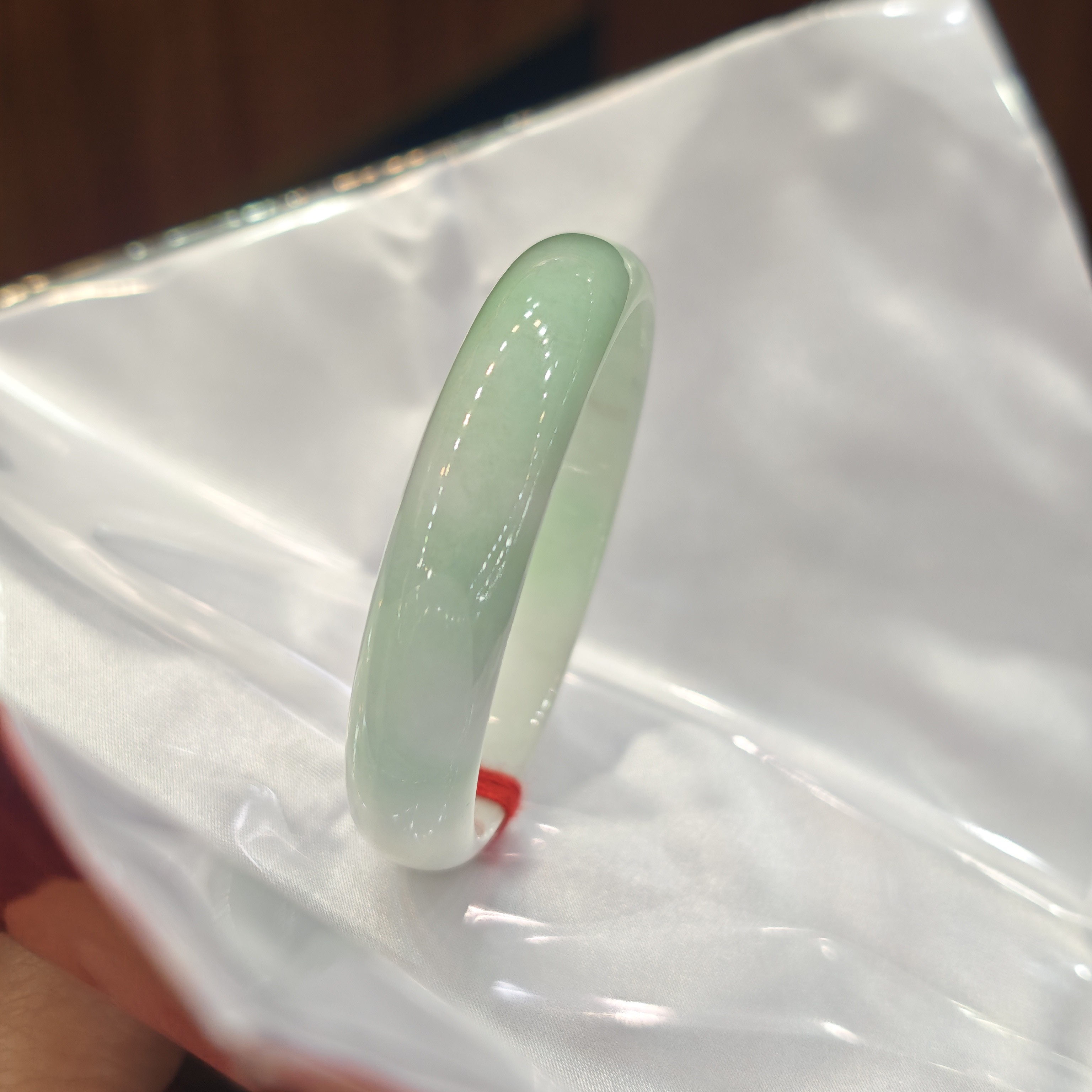 51圈口浅绿翡翠手镯