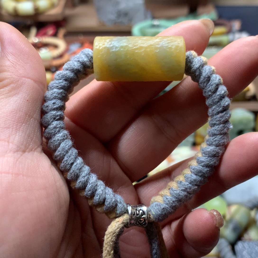 地***者蛇纹石玉未镶嵌颈饰