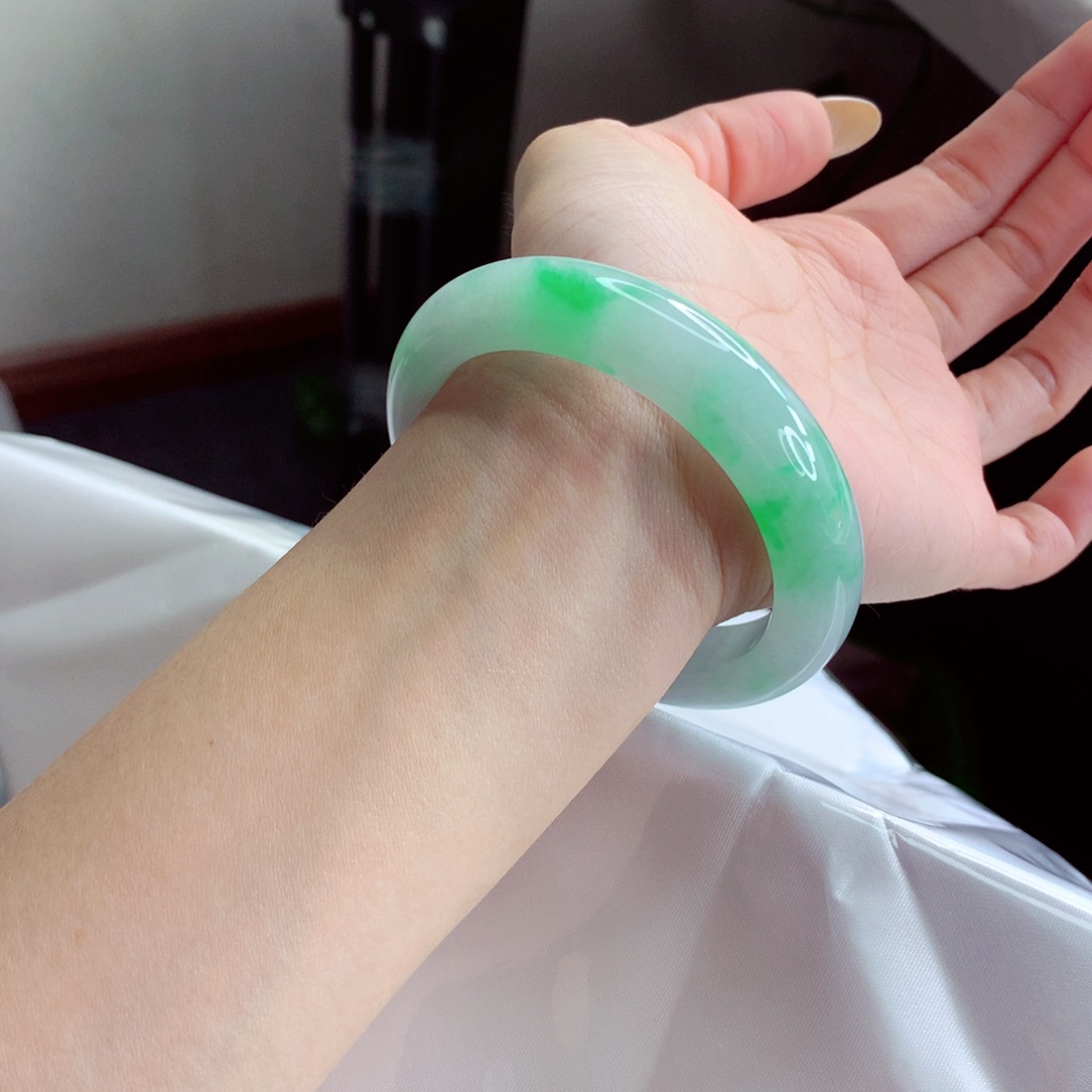 翡翠手镯未镶嵌54 飘绿翠 灵