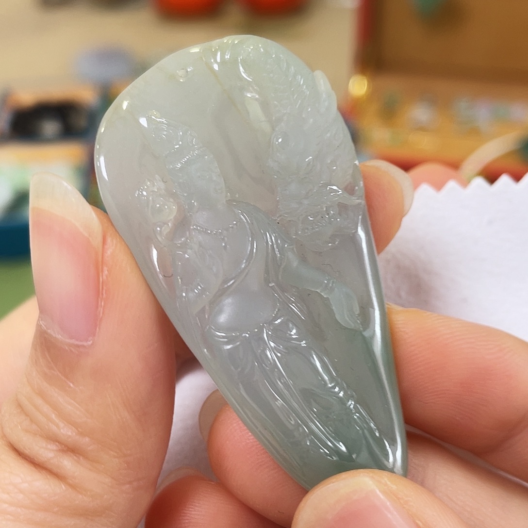 翡翠未镶嵌颈饰观音