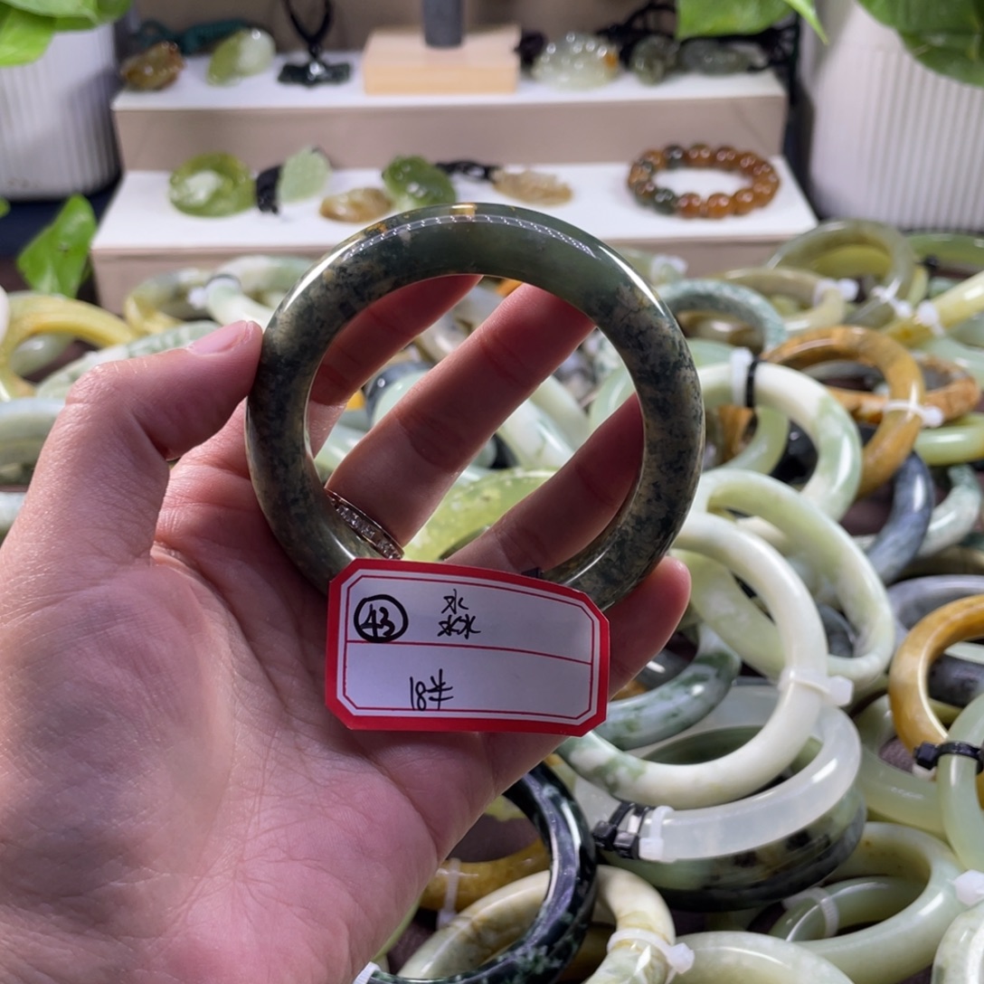 淼***鑫蛇纹石玉未镶嵌手镯