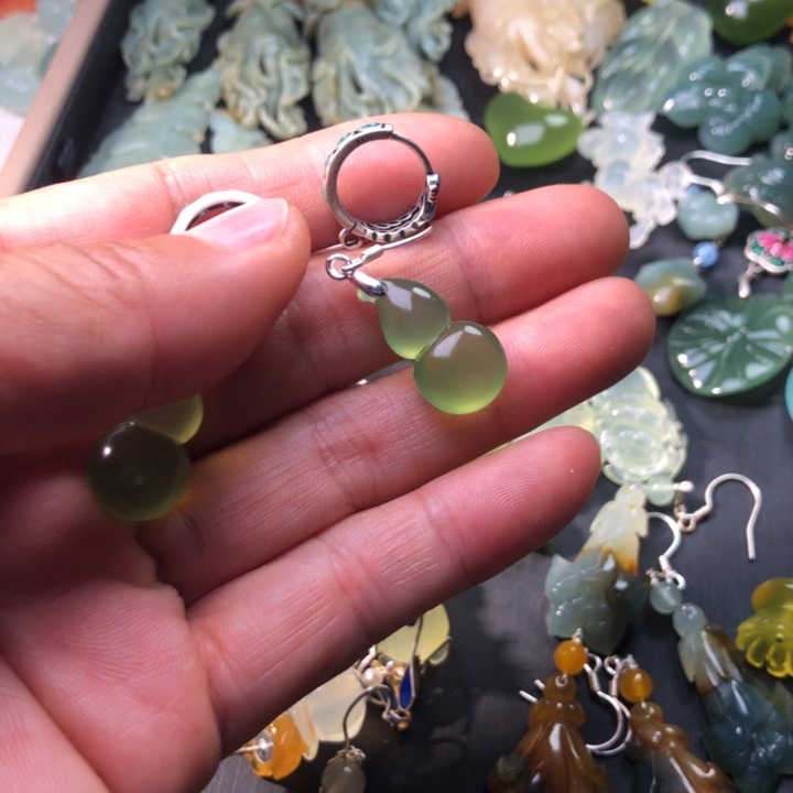 妙***花蛇纹石玉未镶嵌耳坠