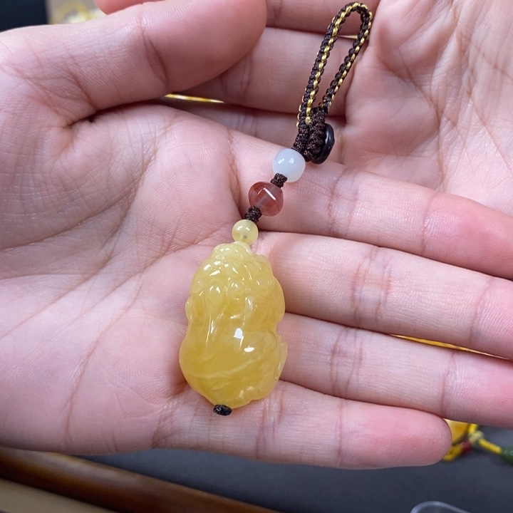 琥珀裸石未镶嵌貔貅