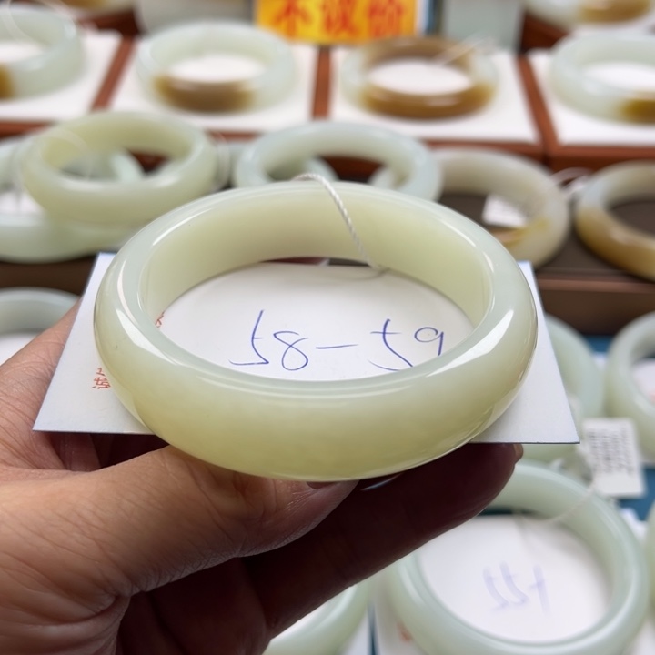 和田玉手镯未镶嵌