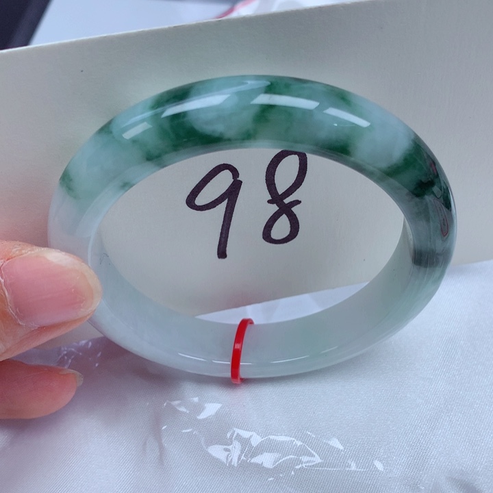 翡翠手镯未镶嵌翡翠