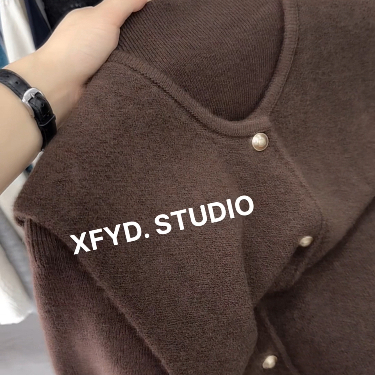 小朵家XFYD. ins穿搭#好看！美拉棕小金扣软糯开衫马甲