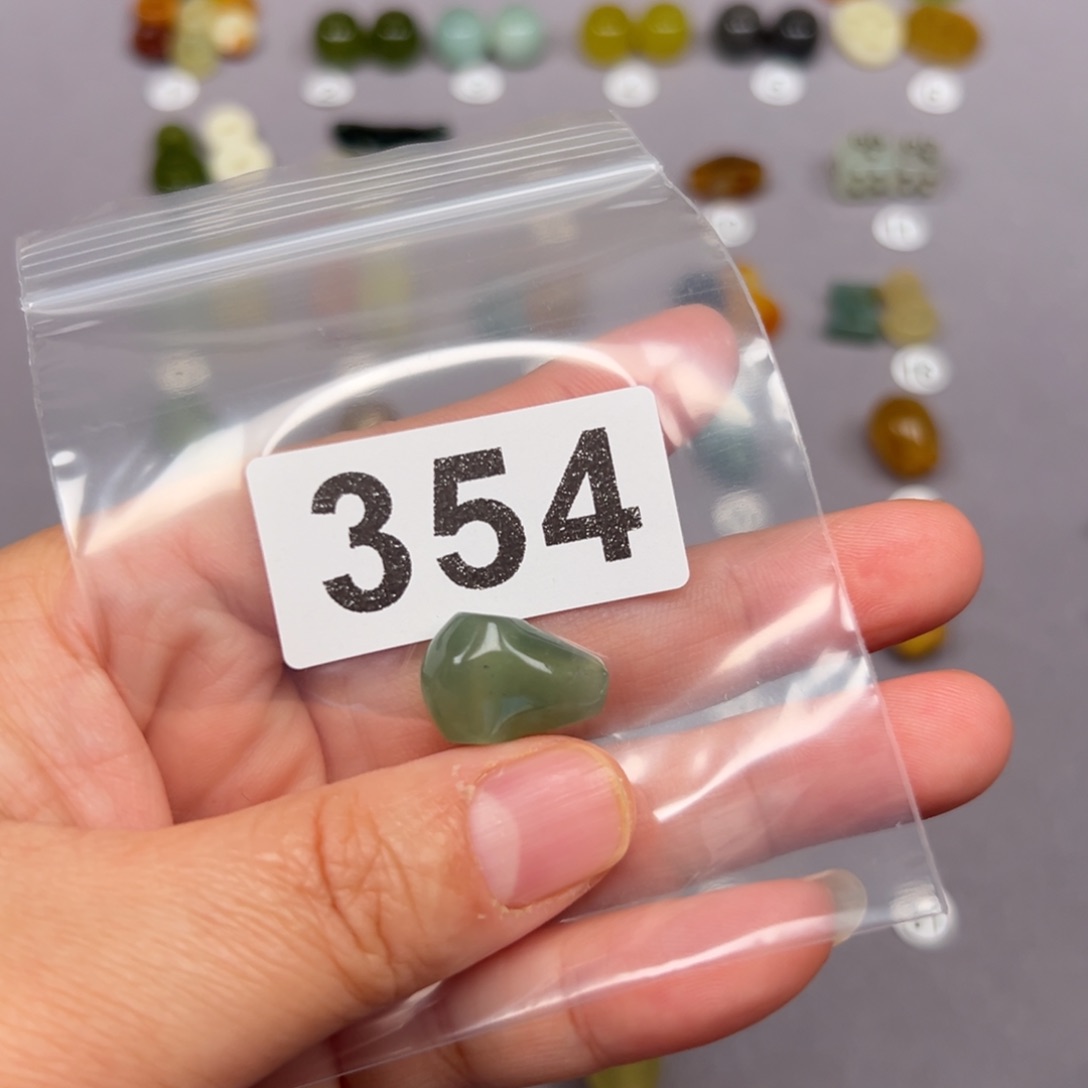 未镶嵌蛇纹石玉颈饰云*