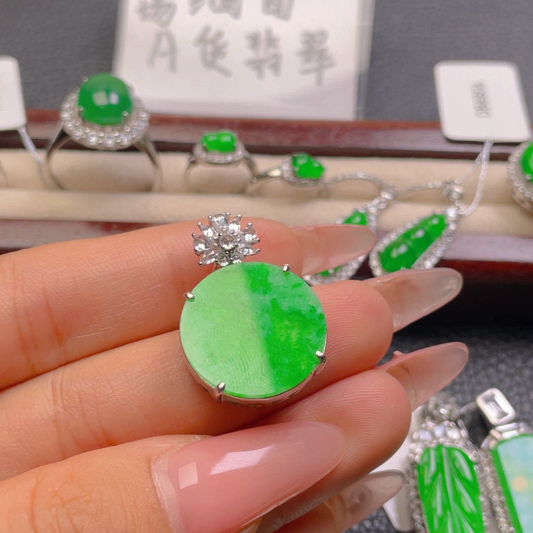 翡翠银S925镶嵌颈饰翡翠
