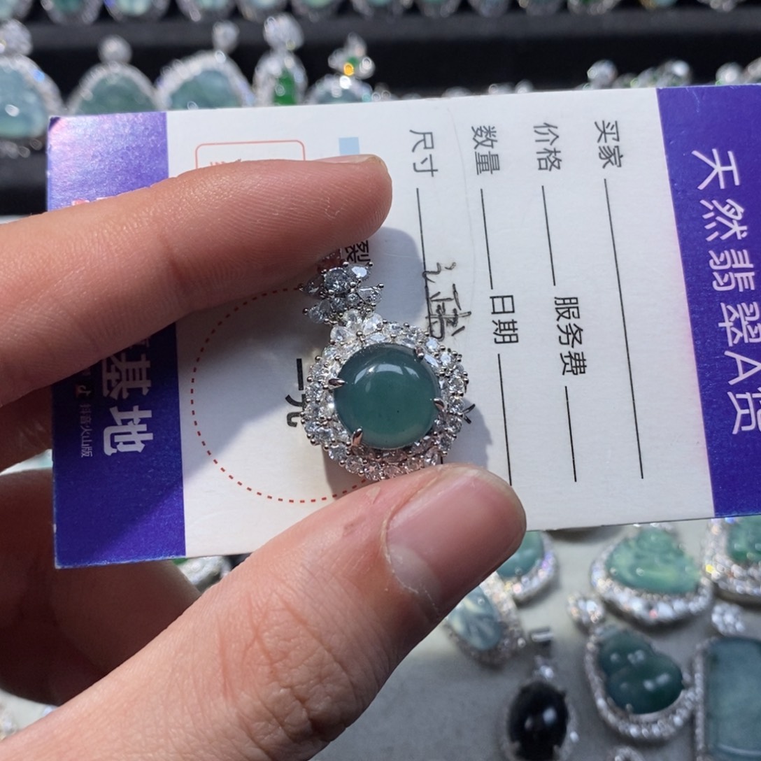 翡翠颈饰未镶嵌翡翠