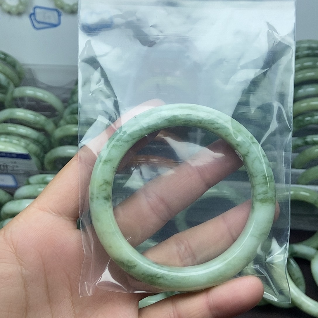 蛇纹石玉未镶嵌手镯一**检