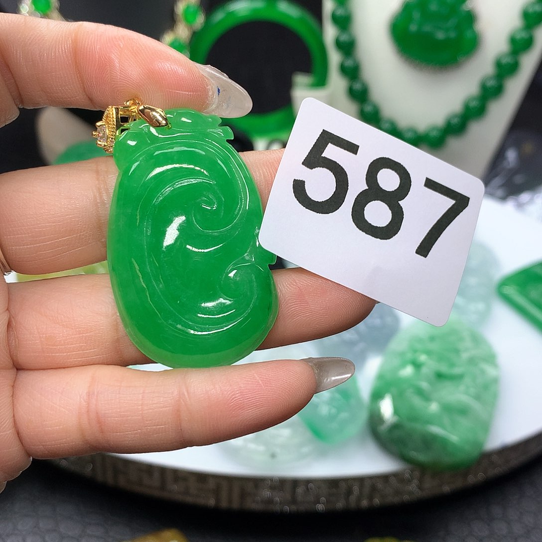 翡翠吊坠(赠链)未镶嵌