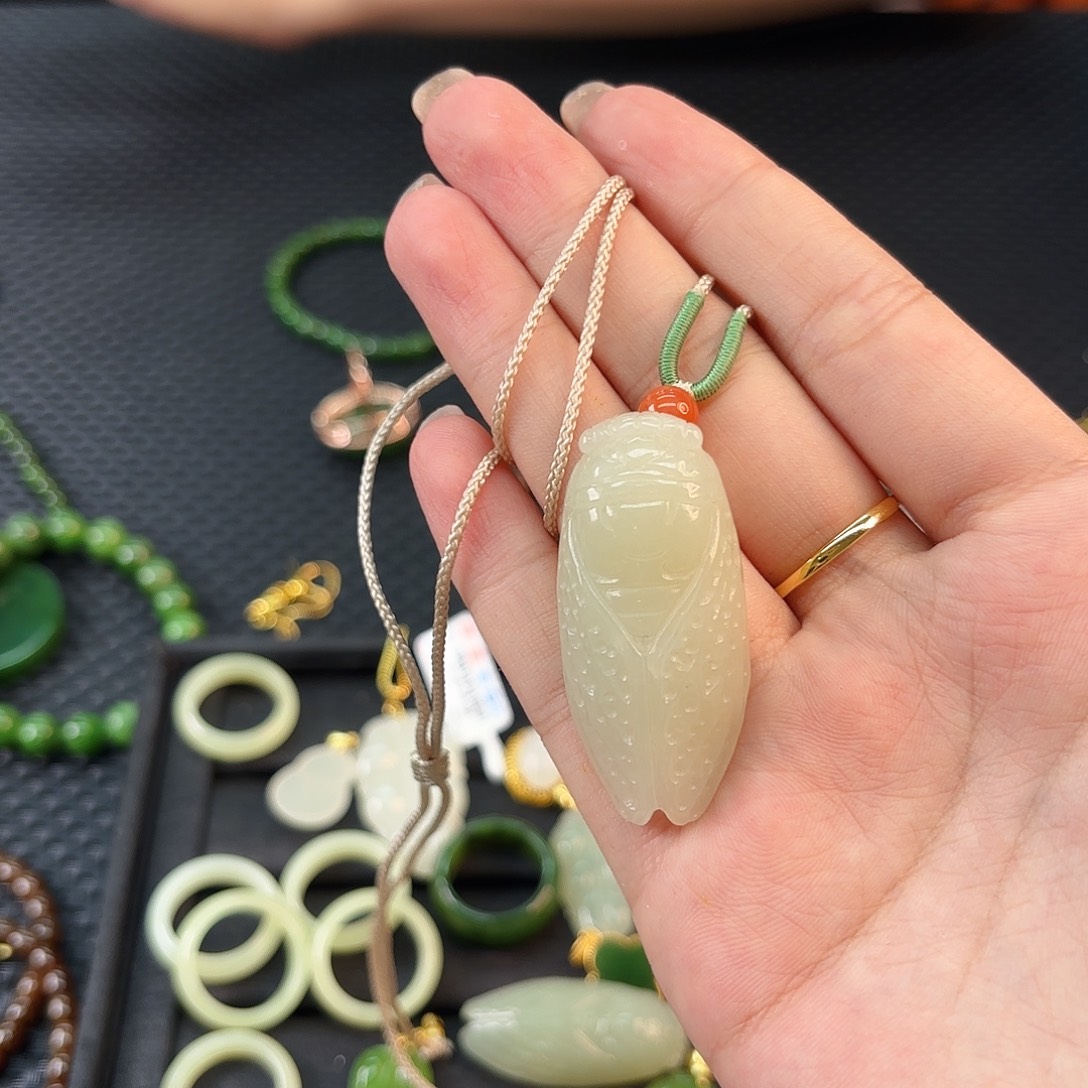 和田玉未镶嵌颈饰一鸣惊人