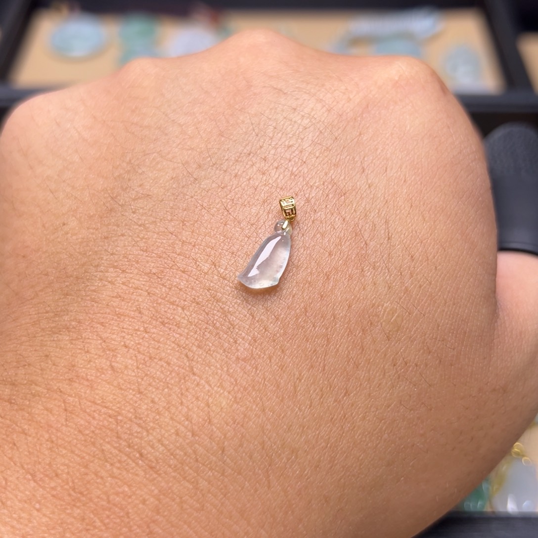 翡翠18K金镶嵌颈饰莲蓬