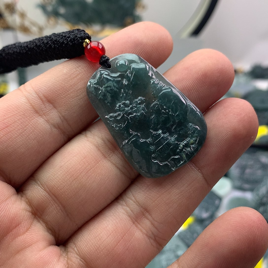 翡翠未镶嵌颈饰山水