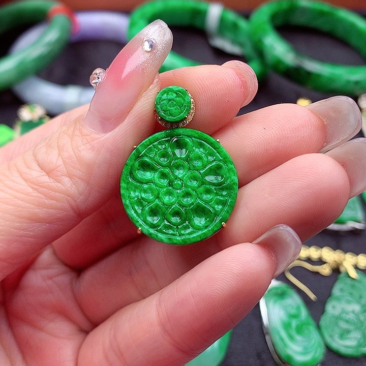 翡翠颈饰18K金镶嵌翡翠