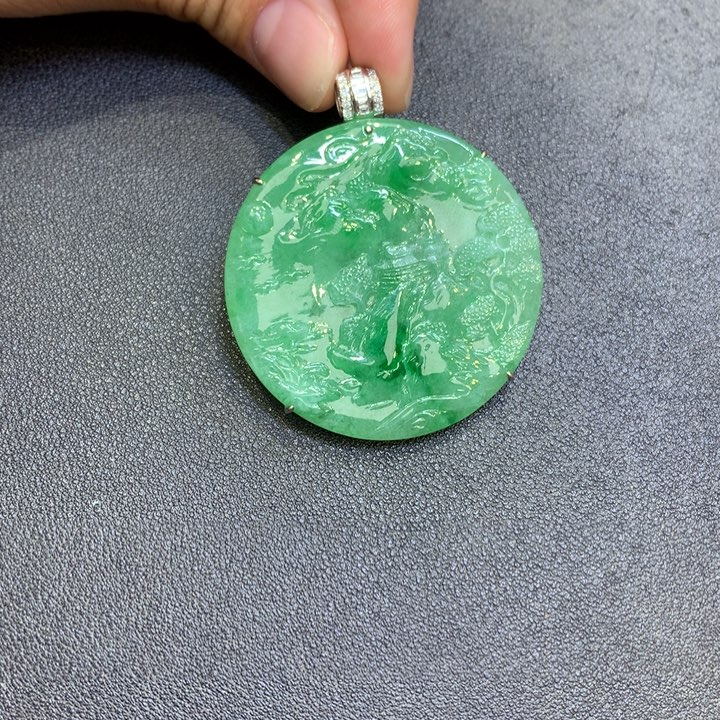 颈饰18K金镶嵌翡翠翡翠