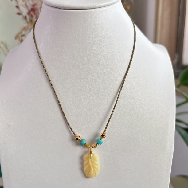 1080天然绿松石直切18K抽拉款项链约5mm，羽毛约12×20×4.5mm