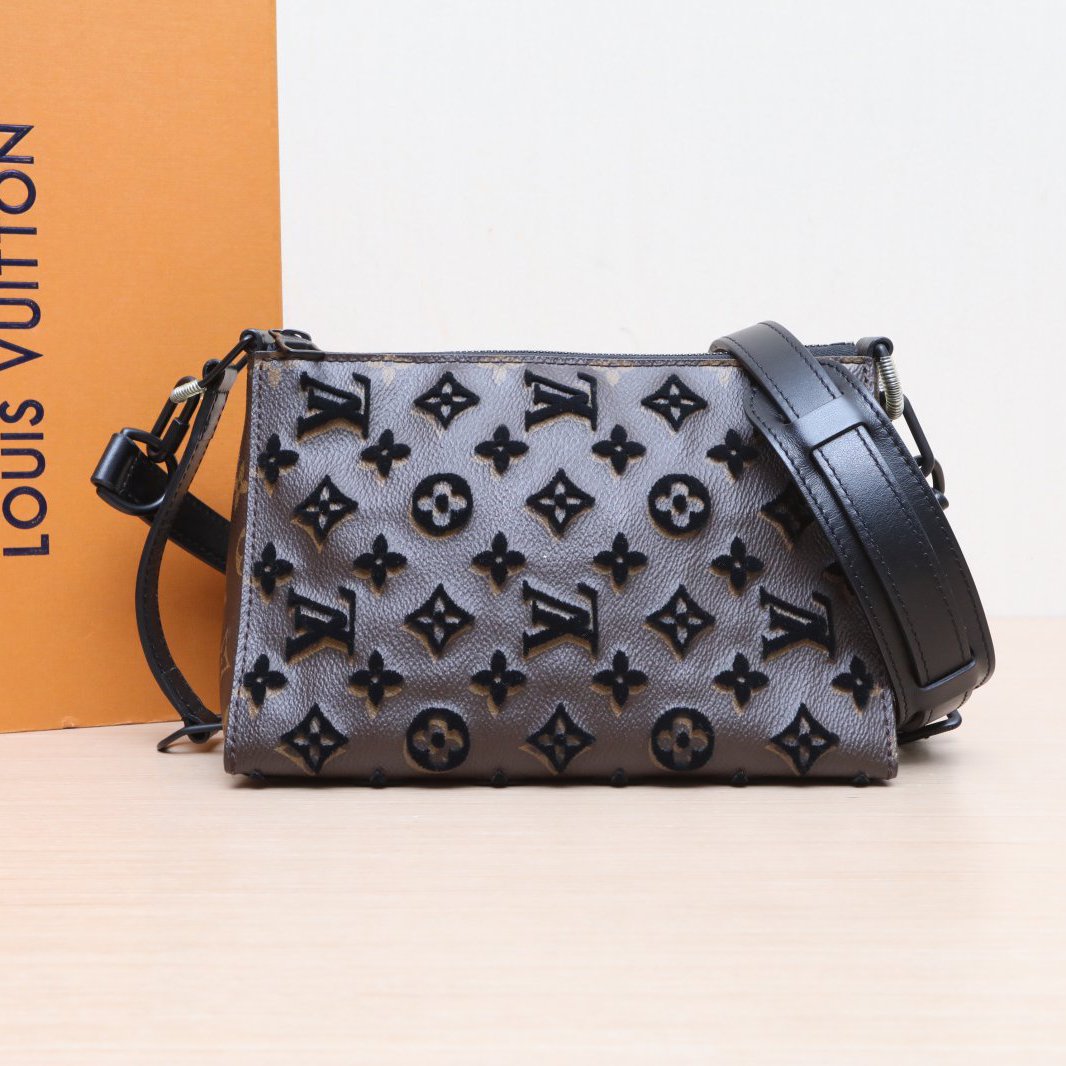 95新 LouisVuitton/路易威登 小花黑黑 三角包 黑色 PVC黑扣 2019