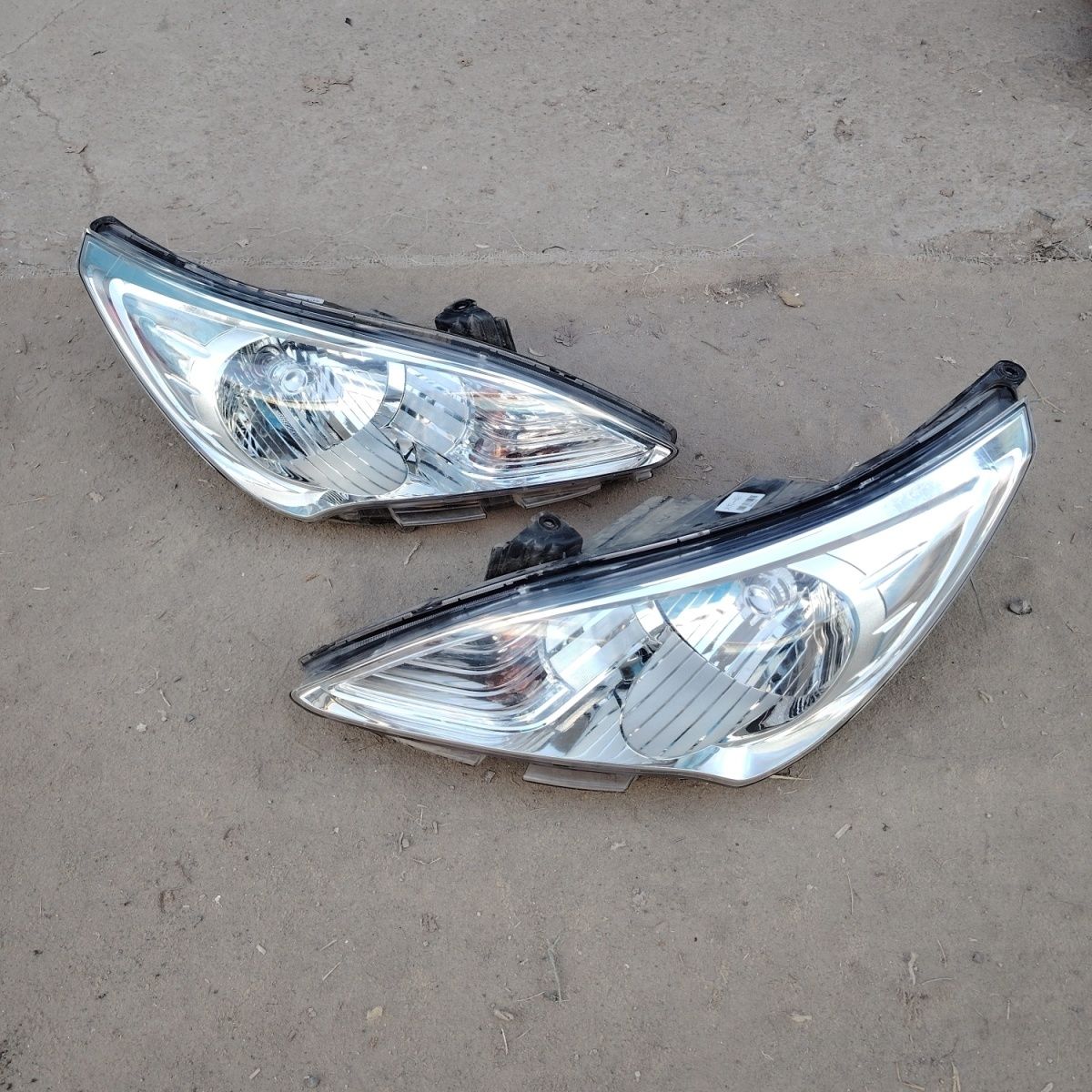 适配08-13款现代瑞纳前大灯前照明灯车头灯远近光灯