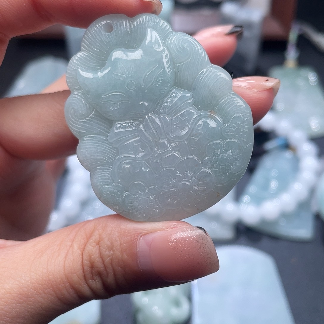 翡翠未镶嵌颈饰九尾