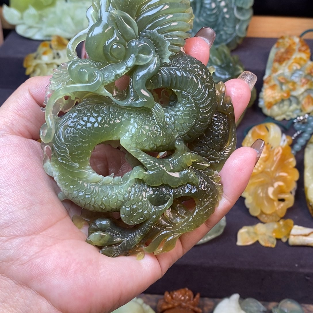 村***爷蛇纹石玉未镶嵌颈饰