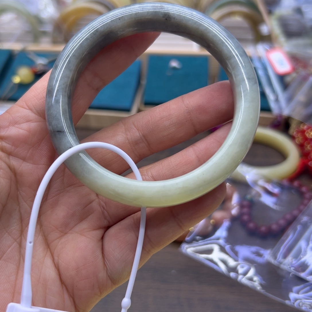 和田玉未镶嵌手镯59.5圈围231瑕