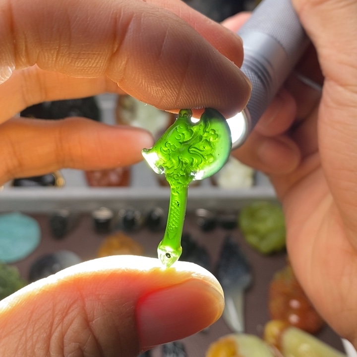 蛇纹石玉颈饰未镶嵌