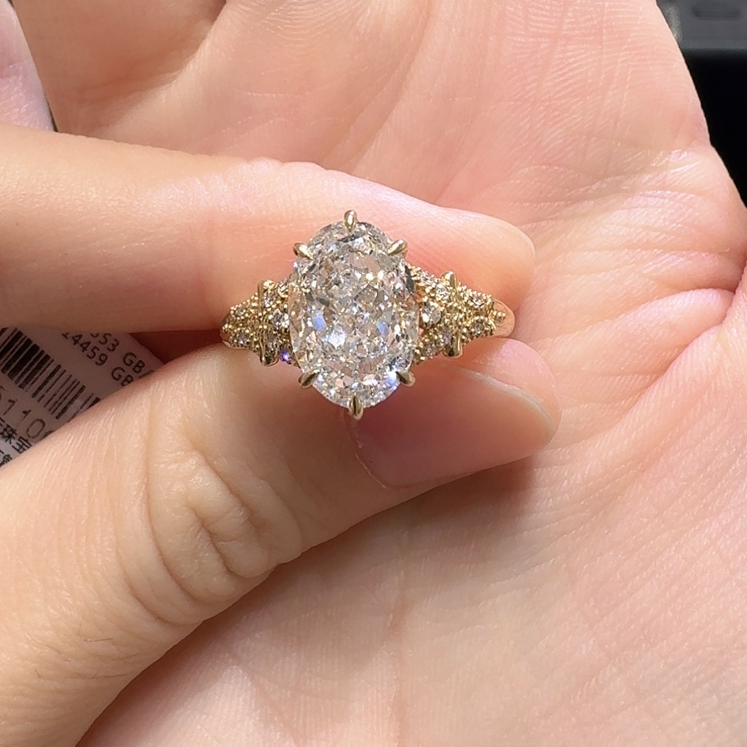 实验室培育钻石18K金镶嵌豪镶椭圆18圈k黄3.3克拉igi