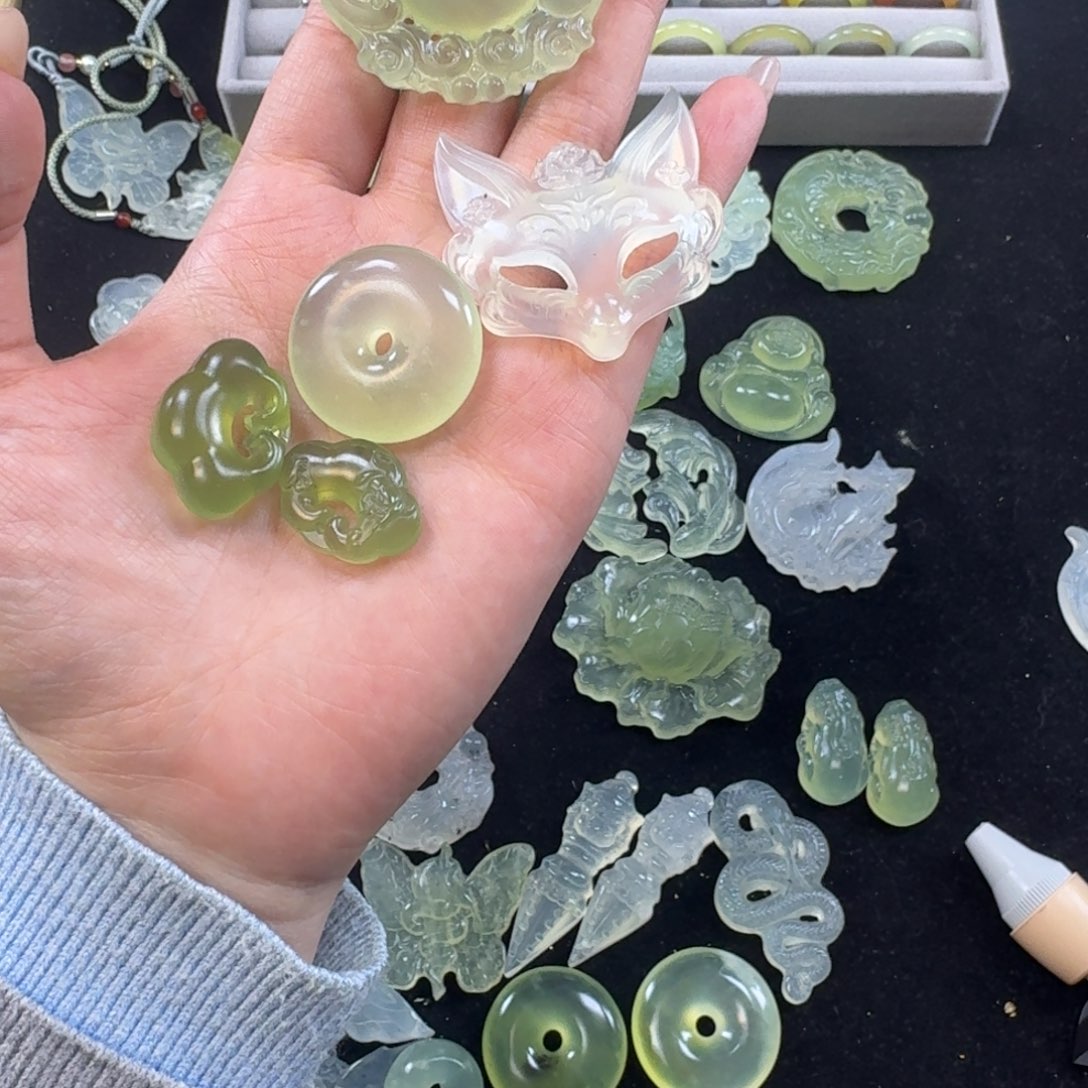 叶***陆蛇纹石玉合金颈饰