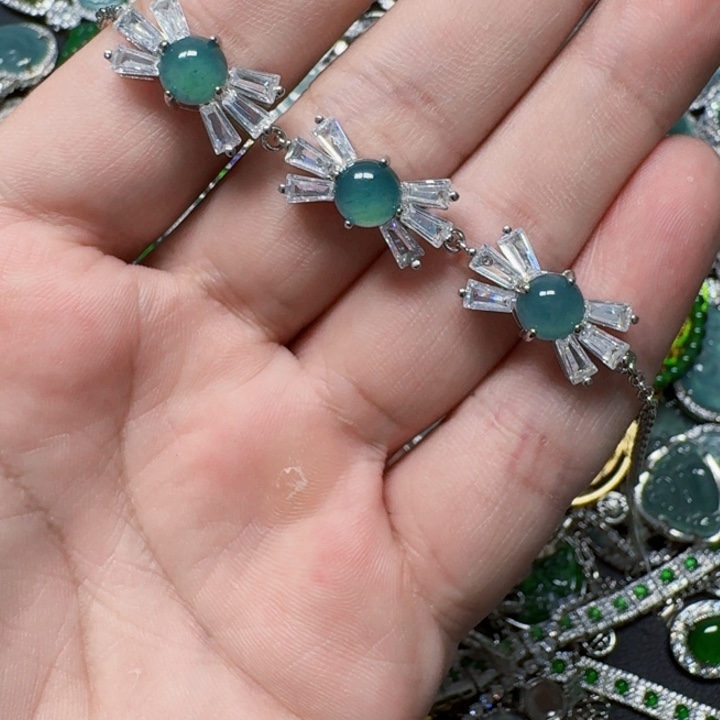 翡翠未镶嵌颈饰天然A货翡翠放漏