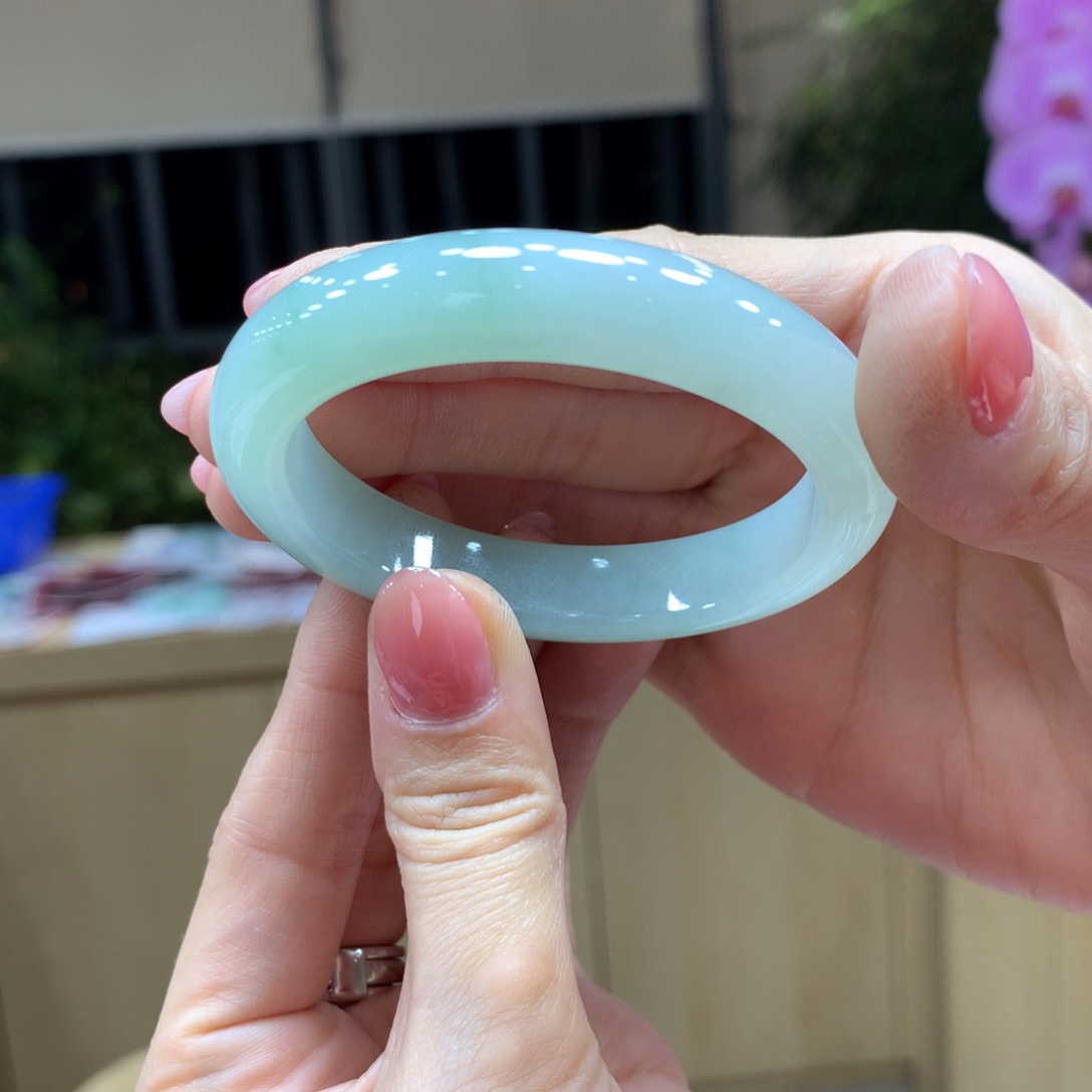 翡翠手镯未镶嵌不退不换