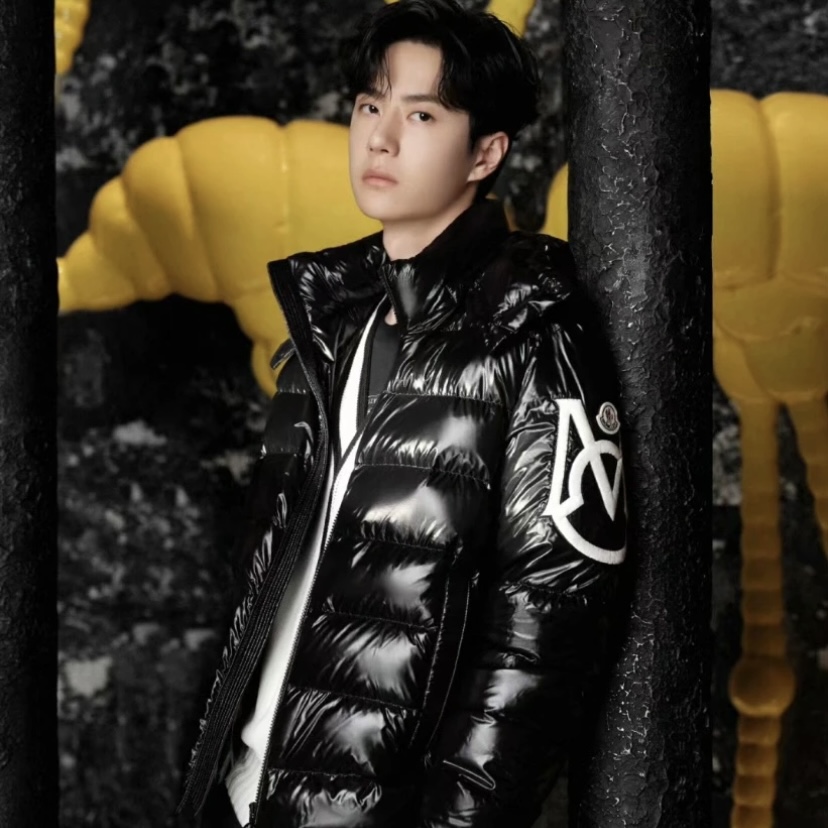 未使用 MONCLER 黑色条纹双峰厚款冬季连帽羽绒服王一博同款男装
