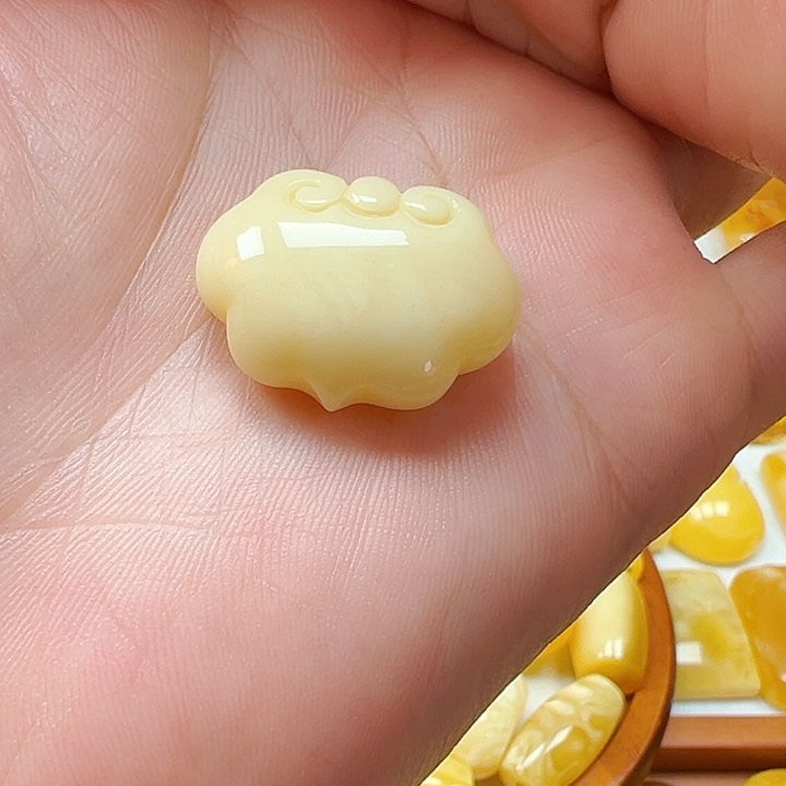 未镶嵌琥珀裸石蜜蜡锁小吊坠
