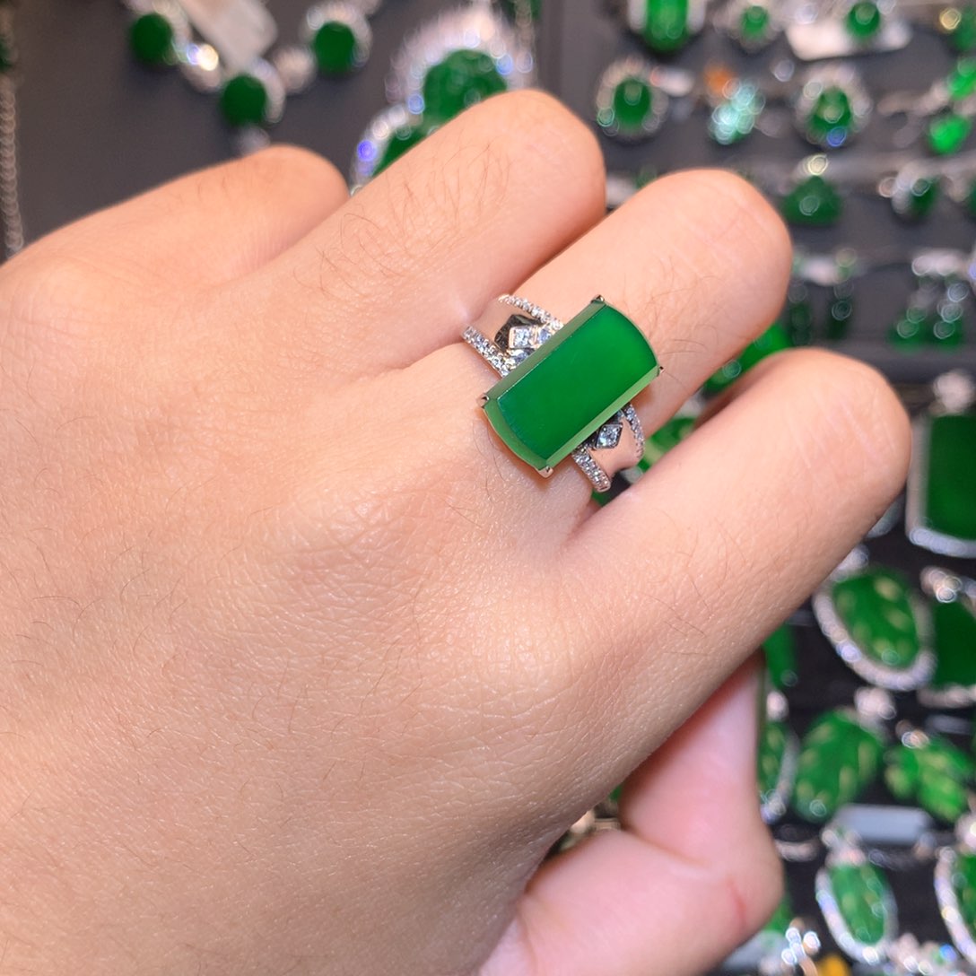 翡翠戒指18K金镶嵌马鞍