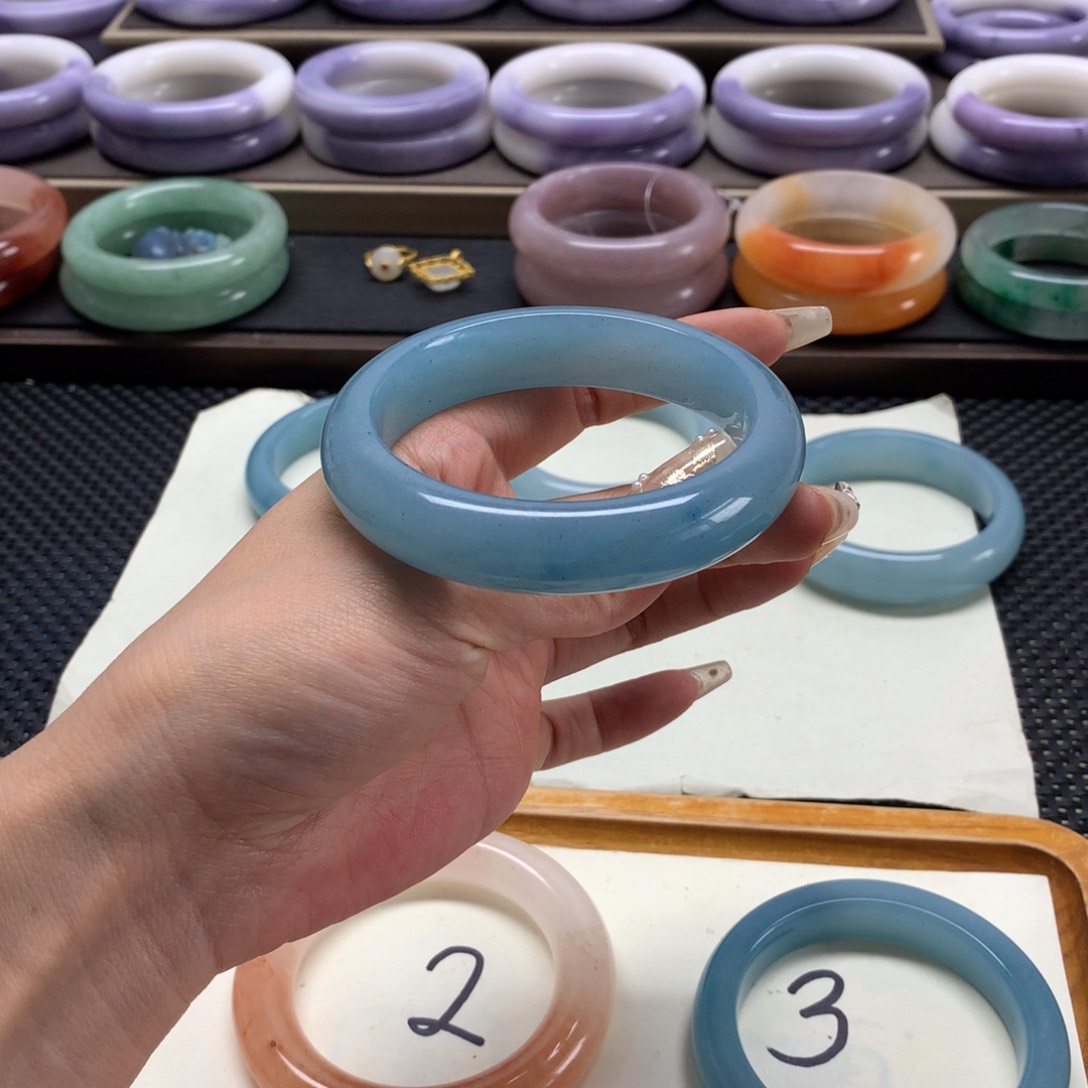 石英岩玉手镯未镶嵌家****子