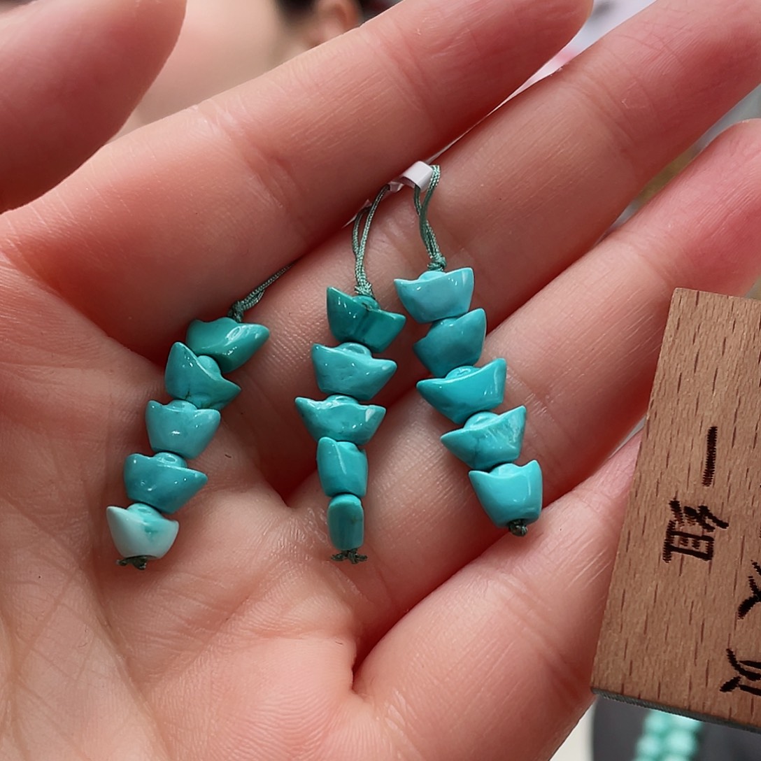 绿松石颈饰未镶嵌