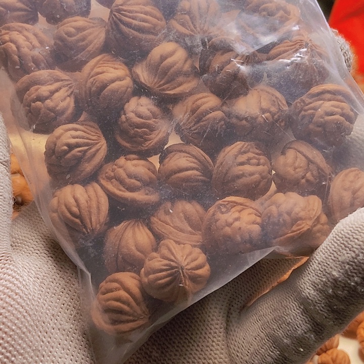 手串桃核冈**齐龙纹桃核