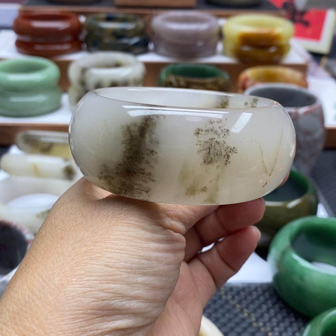 石英质玉手镯未镶嵌博****徒