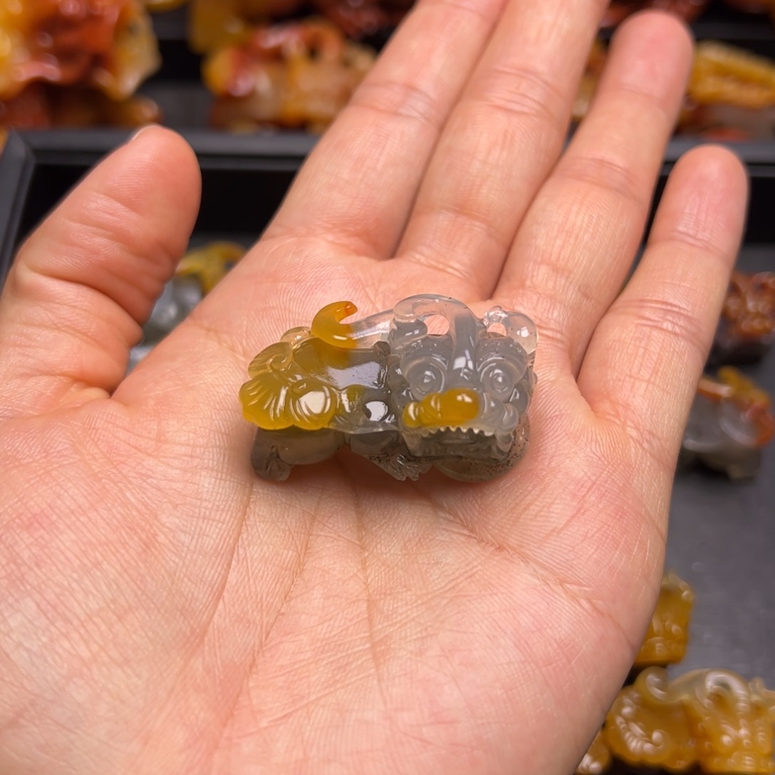 石英质玉（黄龙玉）颈饰未镶嵌熊*?