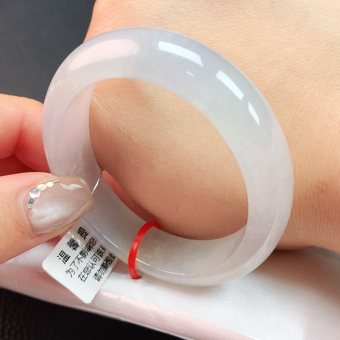 翡翠手镯未镶嵌51贵