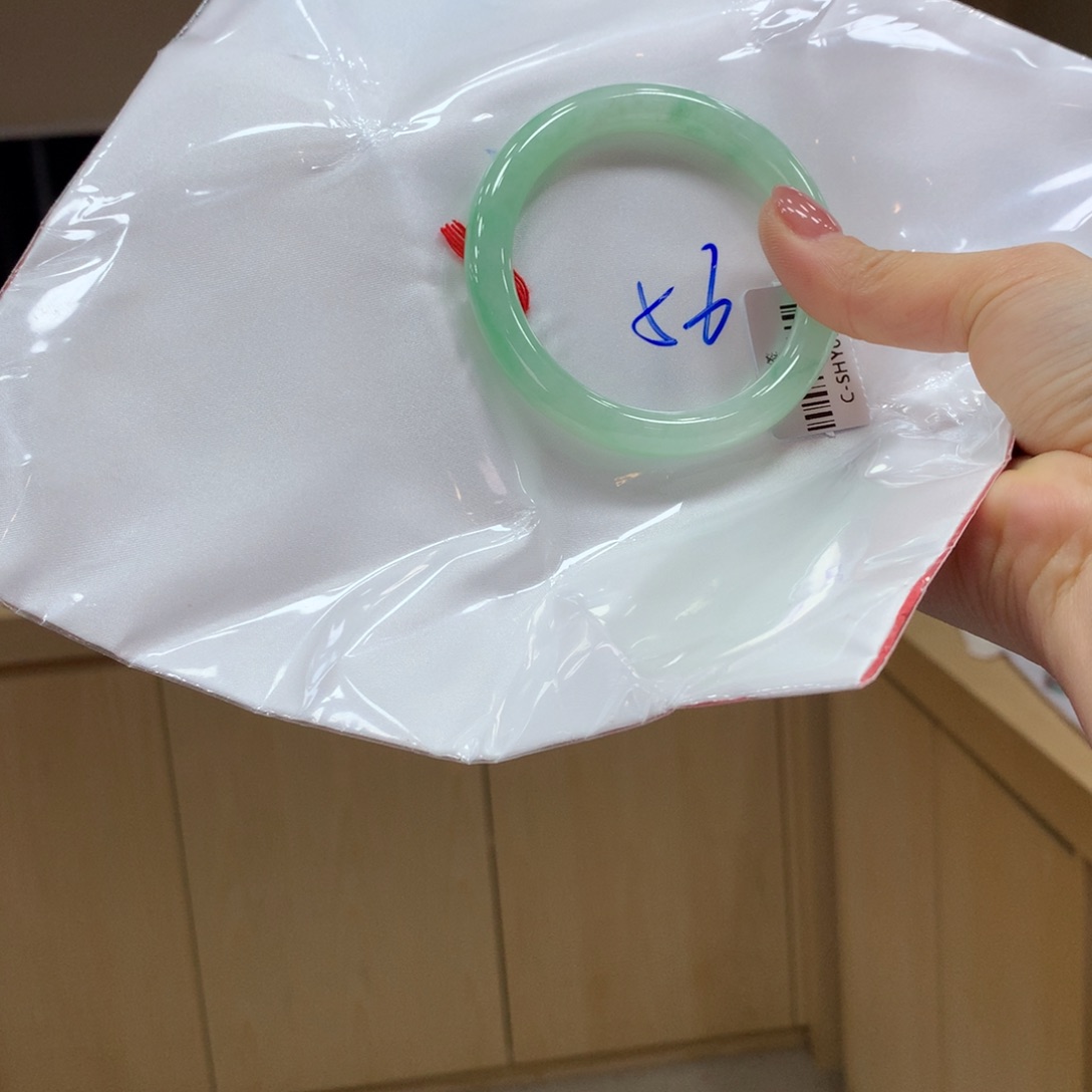 翡翠手镯未镶嵌不退不换