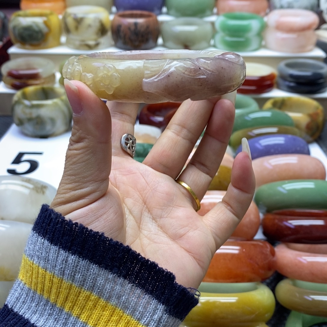 浅***。石英质玉未镶嵌手镯